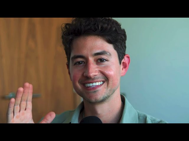 Comparison graph of agency vs SaaS business model revenue growth over time