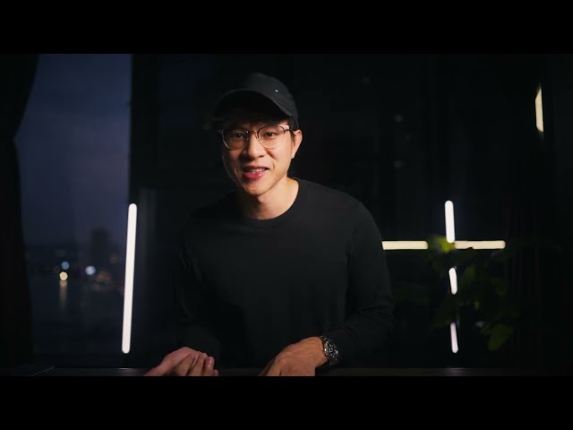 A visual illustration of two professionals discussing sales strategy, highlighting differentiation