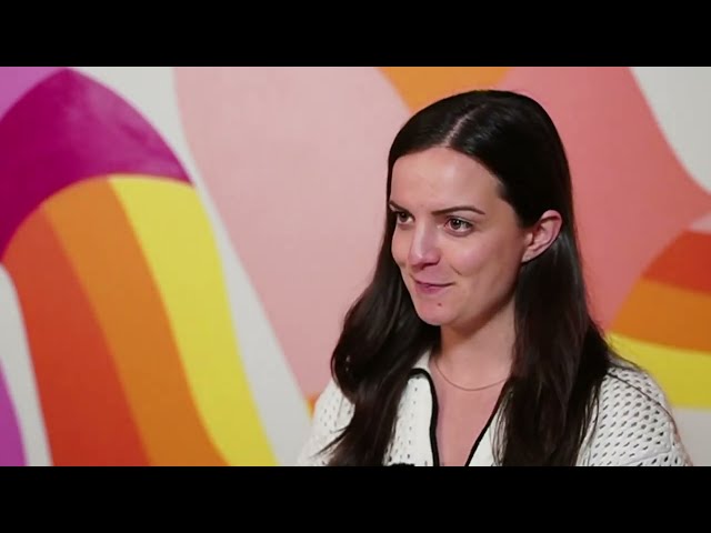 Visualizing structured Gong transcript data separated by speaker with actionable highlights