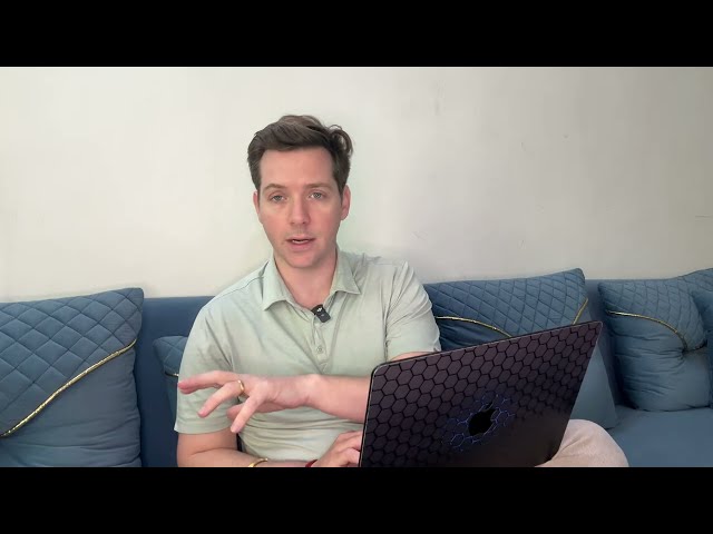 Example of scheduling a sales call after LinkedIn DM exchange using embedded calendar tool