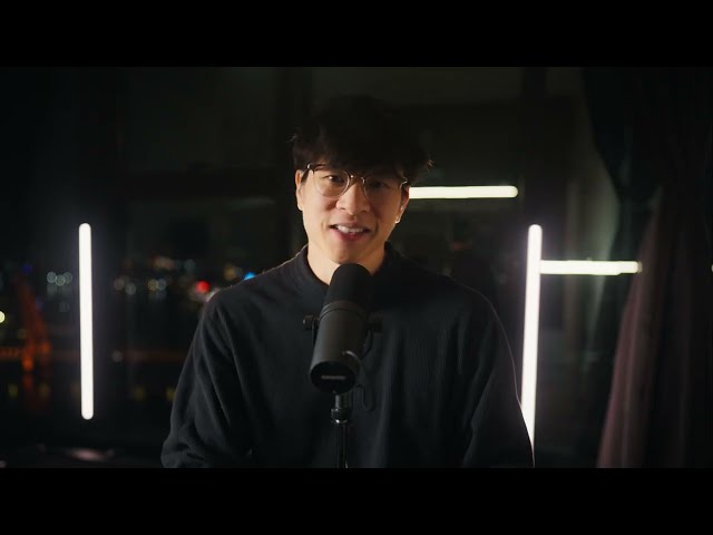 Summary: Established personal brand founder hosting a high-value live group coaching session with engaged community